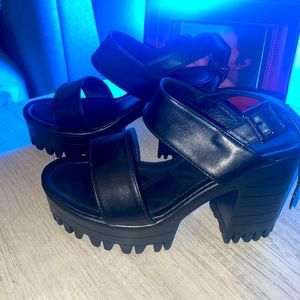 Size 6 black wedge